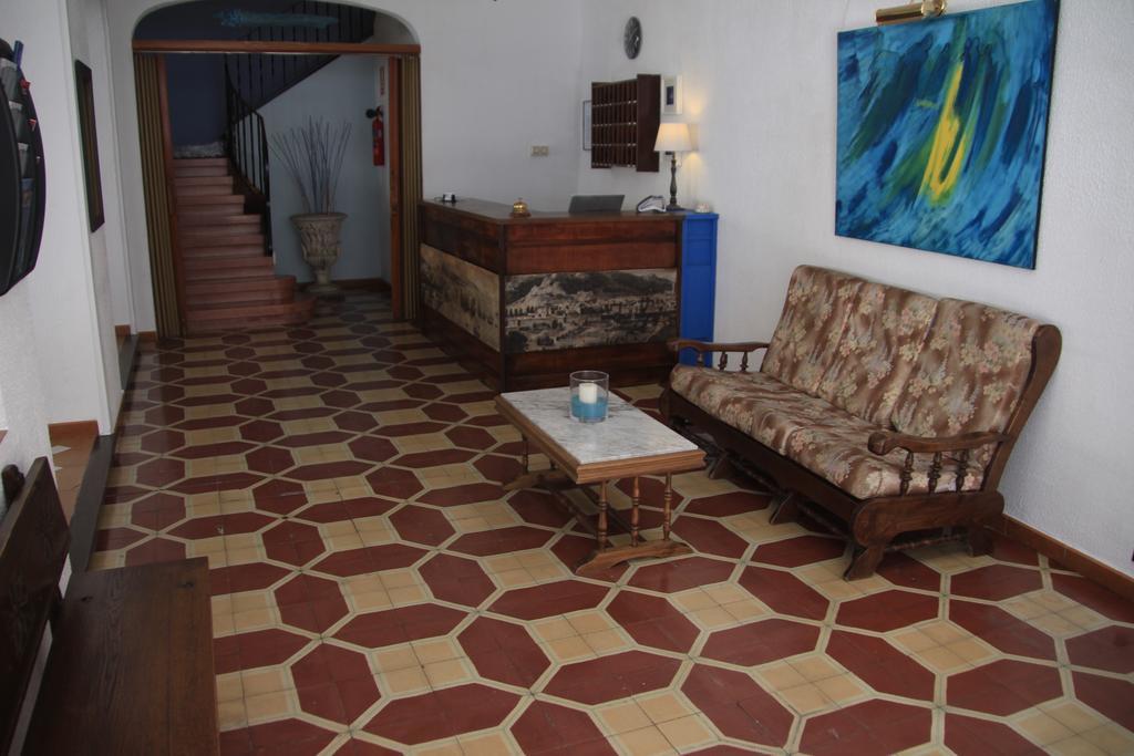 Hostal Portbou Eksteriør bilde